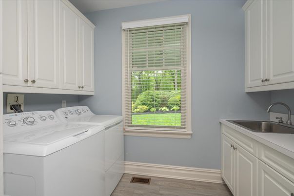 Interior, Washer, Wood Texture Flooring