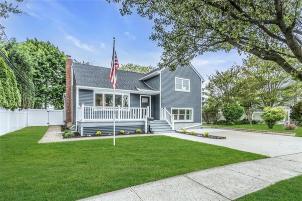 Backyard, Exterior, Facade, Queen Anne Victorian