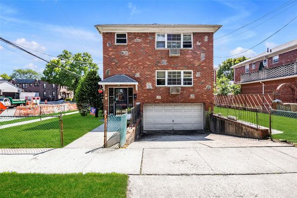 Attached, Exterior, Facade, Brick Facade, Georgian
