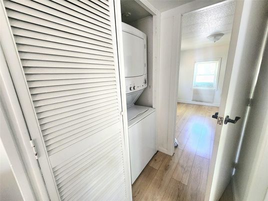 Interior, Utility Closets, Washer, Wood Texture Flooring