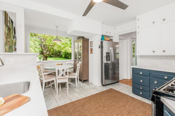 Dining room, Interior, Kitchen, Pendant Lights, Stainless Steel Appliances