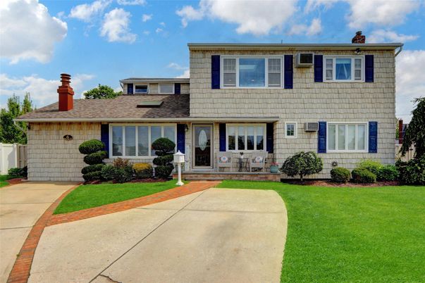Attached, Exterior, Facade, Split Level