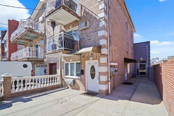 Exterior, Facade, Brick Facade, Rowhouse