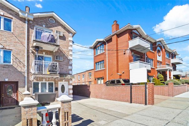 Exterior, Facade, Brick Facade, Rowhouse