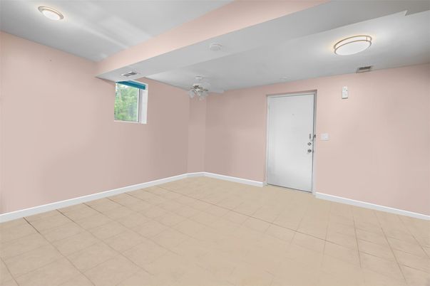 Empty room, Interior