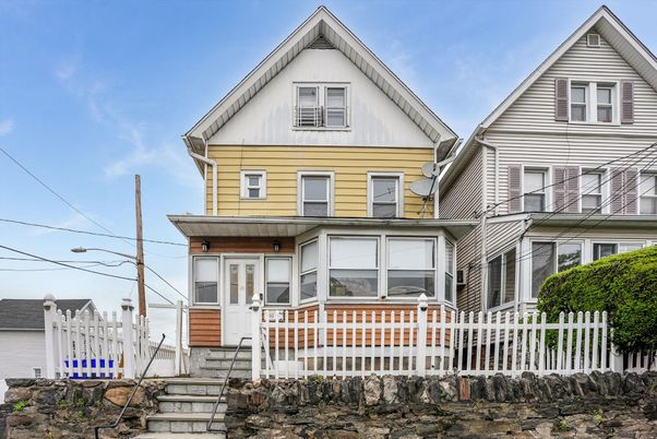 Exterior, Facade, Queen Anne Victorian