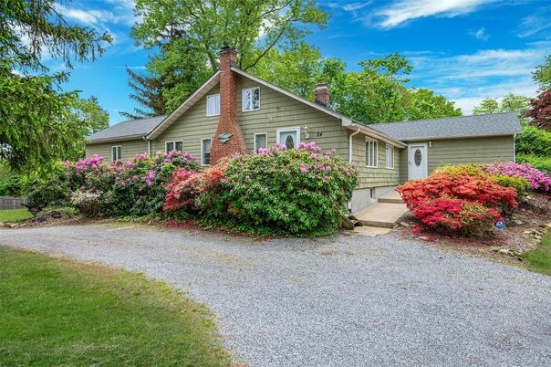 Attached, Exterior, Facade, Ranch