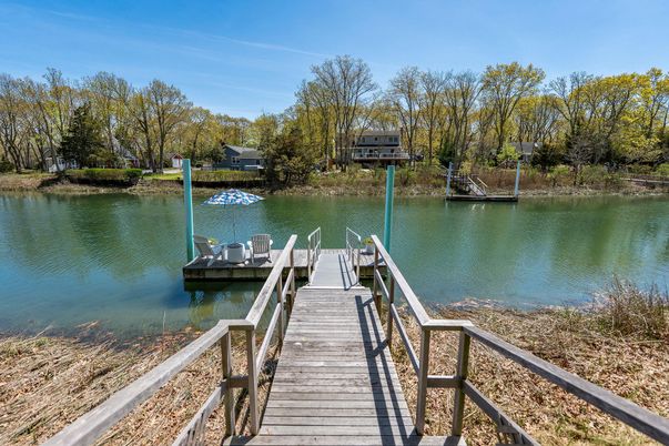 Exterior, Lake