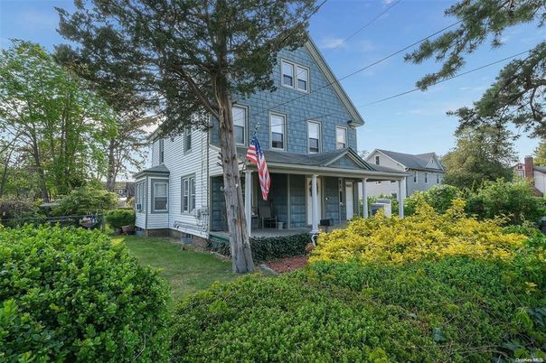 Backyard, Exterior, Facade, Queen Anne Victorian