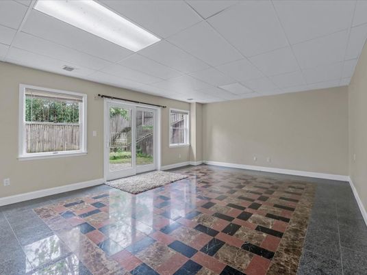 Empty room, Interior