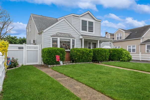 Attached, Exterior, Facade, Cape Cod