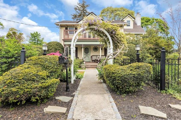 Backyard, Exterior, Facade, Queen Anne Victorian