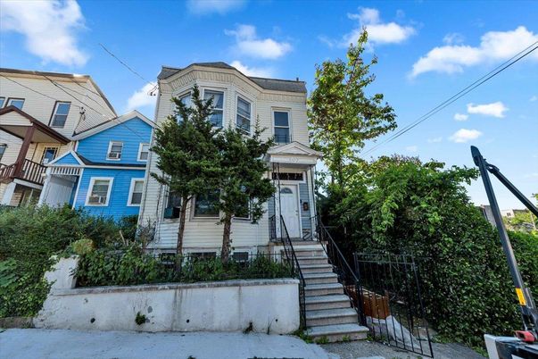 Exterior, Facade, Queen Anne Victorian