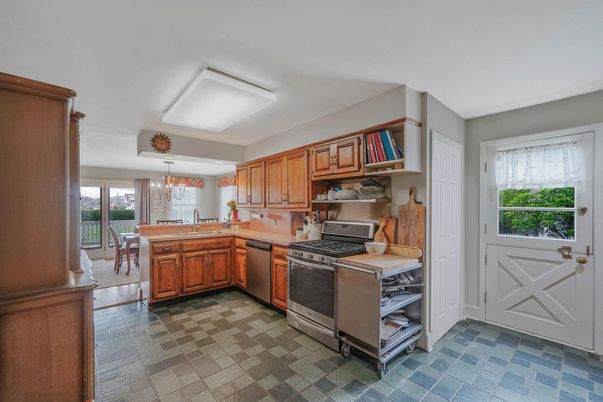 Chandelier, Dining room, Interior, Kitchen, Pendant Lights, Stainless Steel Appliances