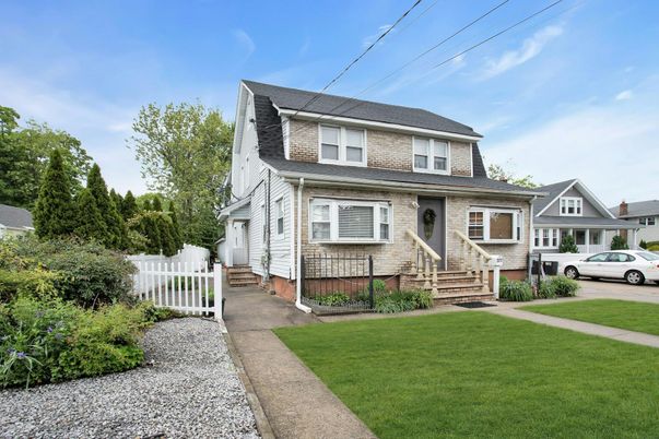 Exterior, Facade, American Foursquare
