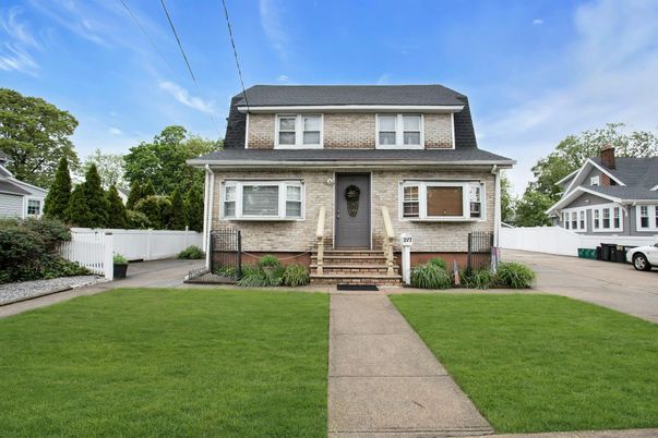Exterior, Facade, Brick Facade, American Foursquare