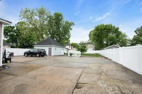 Detached Garage, Exterior
