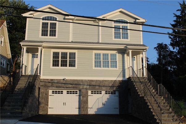 Attached, Exterior, Facade, Queen Anne Victorian