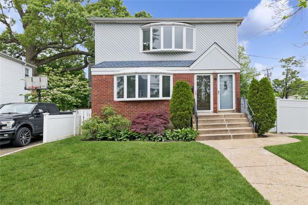 Exterior, Facade, Brick Facade, American Foursquare