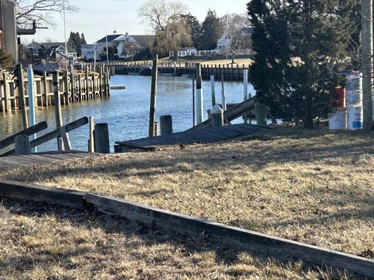 Exterior, Lake