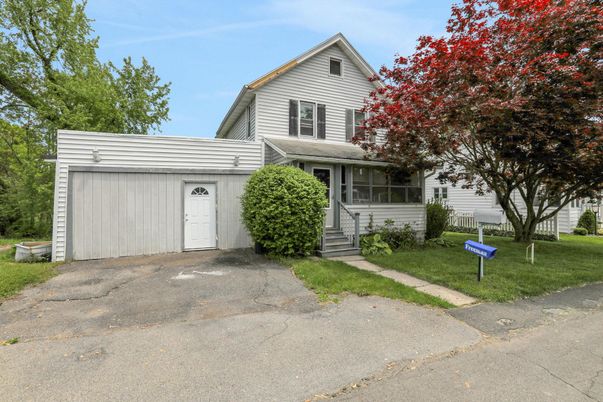 Attached, Exterior, Facade, Farmhouse