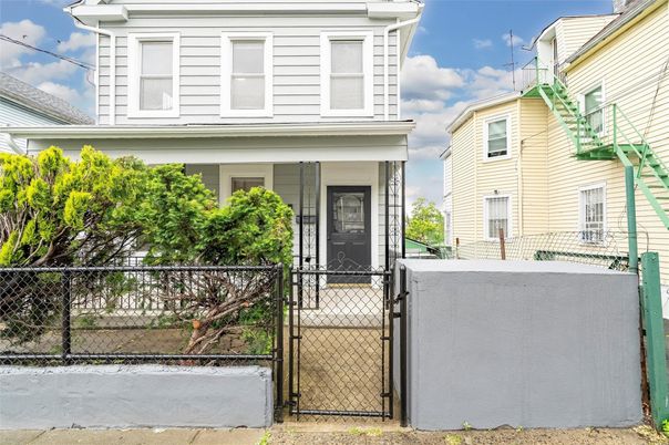 Exterior, Facade, American Foursquare