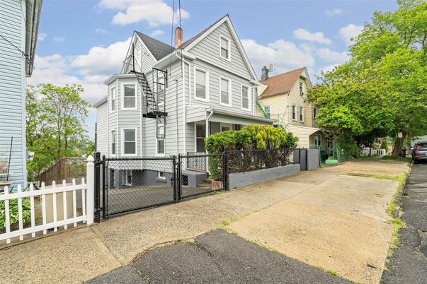 Exterior, Facade, Queen Anne Victorian