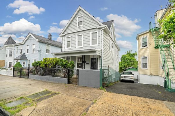 Exterior, Facade, Queen Anne Victorian
