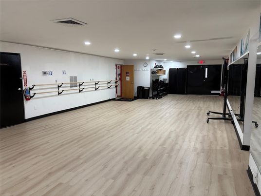 Fitness Equipment, Interior, Recessed Lighting, Wood Texture Flooring