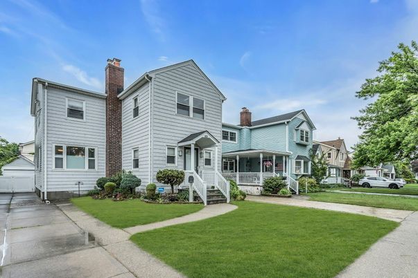 Exterior, Facade, Queen Anne Victorian