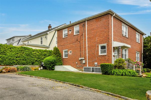 Exterior, Facade, Brick Facade, Rowhouse