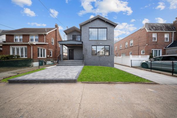 Exterior, Facade, Brick Facade, Rowhouse