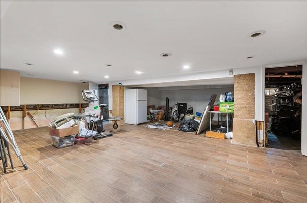 Fitness Equipment, Interior, Recessed Lighting, Wood Texture Flooring