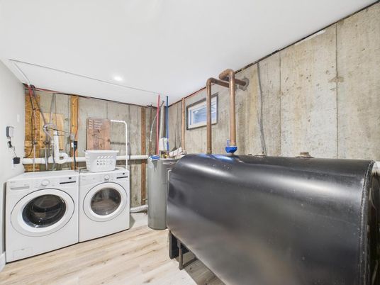 Interior, Recessed Lighting, Washer, Wood Texture Flooring