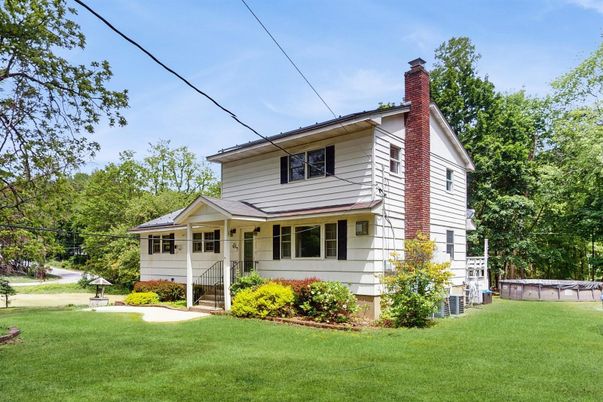 Exterior, Facade, American Foursquare