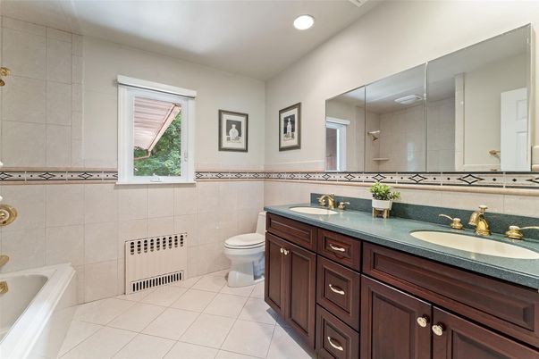 Bathroom, Dual Sink Vanities, Interior, Recessed Lighting