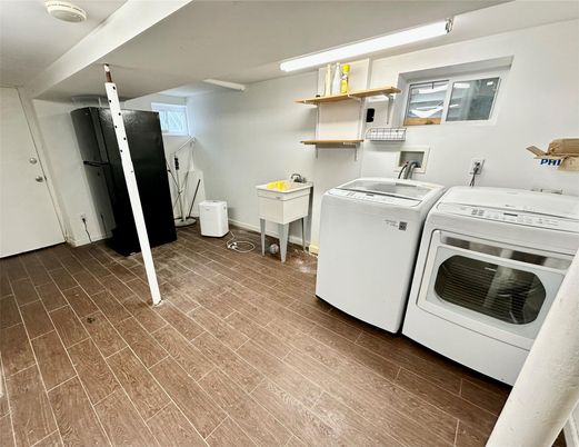 Interior, Washer, Wood Texture Flooring