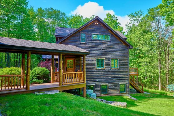Exterior, Facade, Log Home