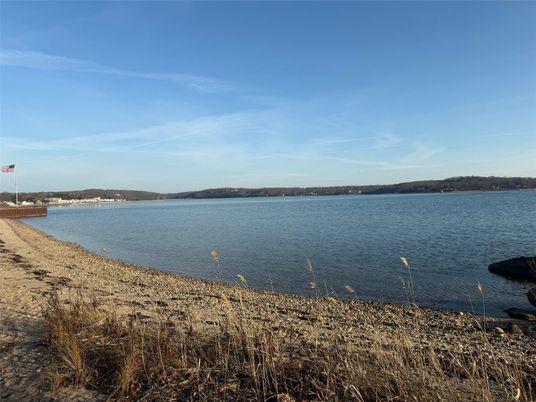 Exterior, Lake