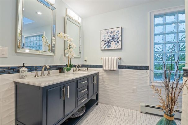 Bathroom, Dual Sink Vanities, Interior, Recessed Lighting