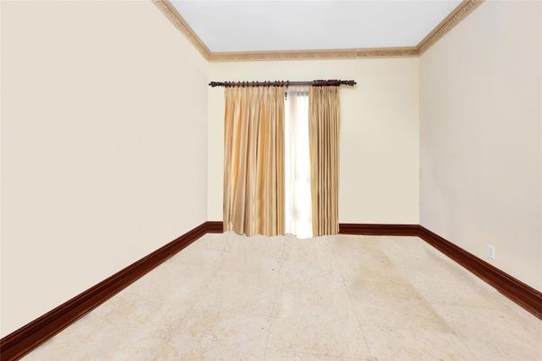 Empty room, Interior
