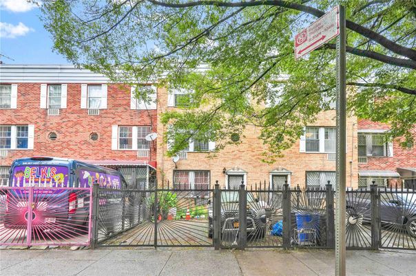 Exterior, Facade, Brick Facade, Rowhouse
