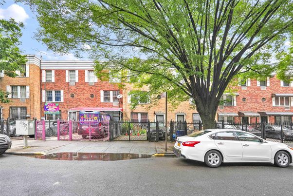 Exterior, Facade, Brick Facade, Rowhouse