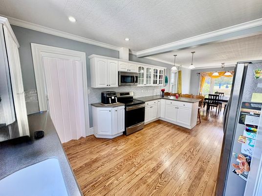 Dining room, Interior, Kitchen, Pendant Lights, Recessed Lighting, Wood Texture Flooring