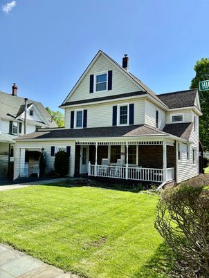 Attached, Exterior, Facade, Queen Anne Victorian
