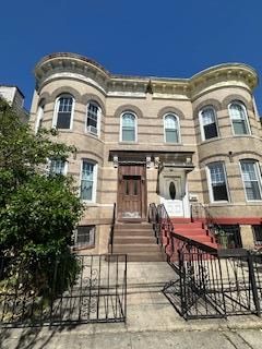 Exterior, Facade, Rowhouse