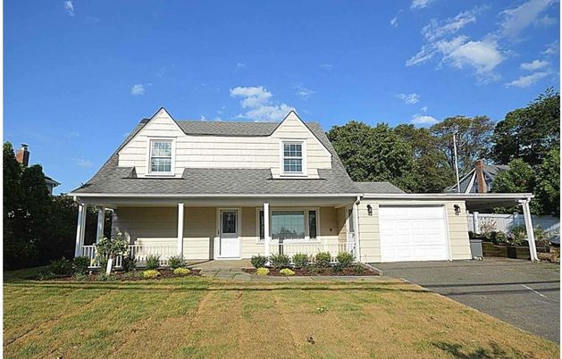 Attached, Exterior, Facade, Cape Cod