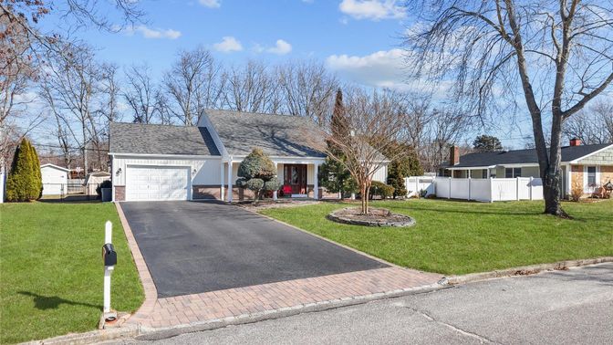 Attached, Exterior, Facade, Cape Cod