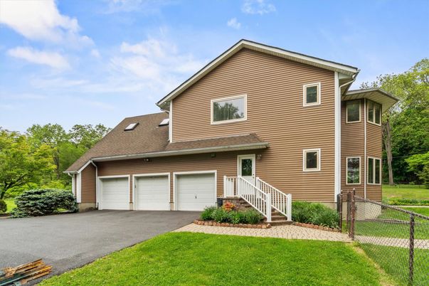 Attached, Exterior, Facade, Split Level