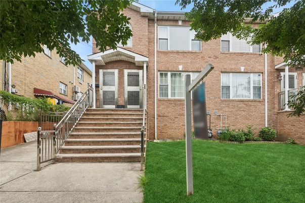 Exterior, Facade, Brick Facade, Rowhouse